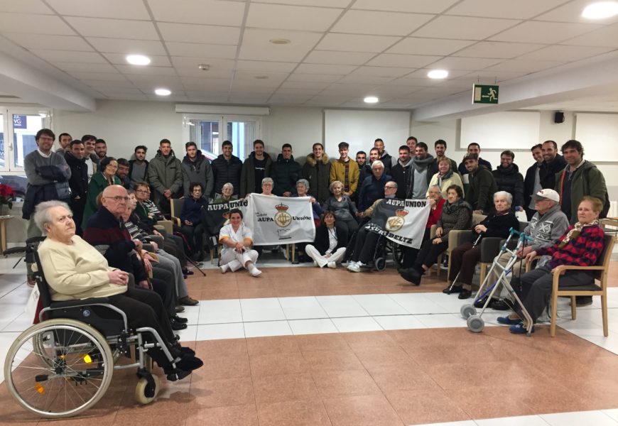 Real Unioneko futbolariek Anakako Caser Residencial egoitza bisitatu dute