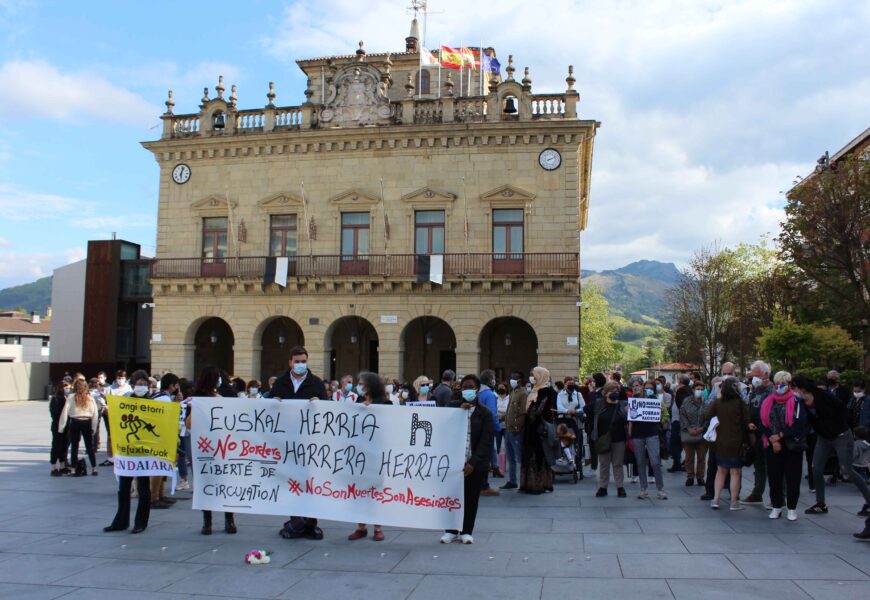 Bidasoa ibaiaren ertza migratzaileentzako hilerri bihurtzearen aurka agertu dira hiritarrak