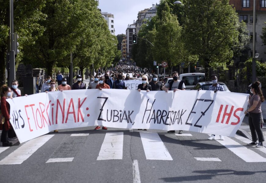 Irungo Harrera Sareak elkartasunez erantzun du Irunen egindako pintada arrazisten aurka Irungo Harrera Sareak elkartasunez erantzun du Irunen egindako pintada arrazisten aurka