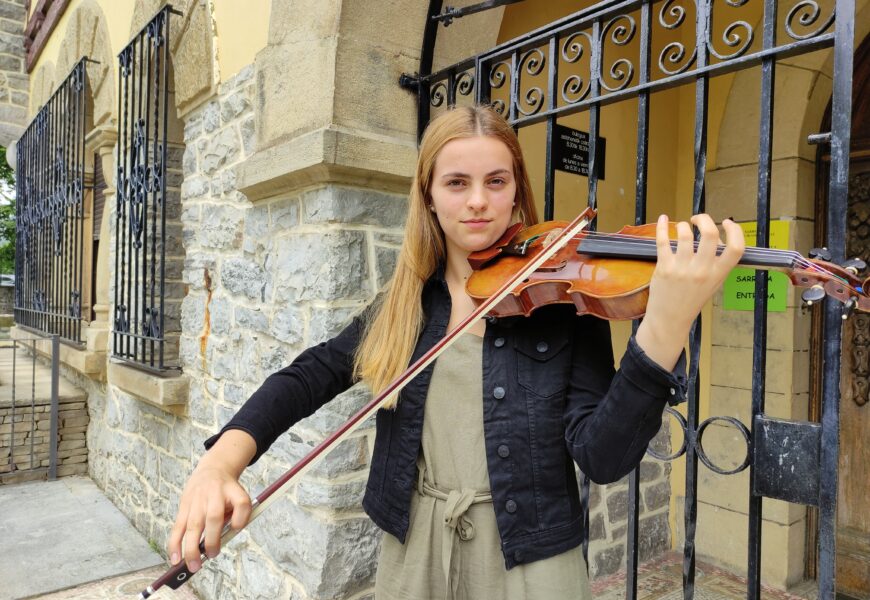 Maitena Paillet, biolinista: “Orkestra handietan jo ahal izatea da nire ametsa”