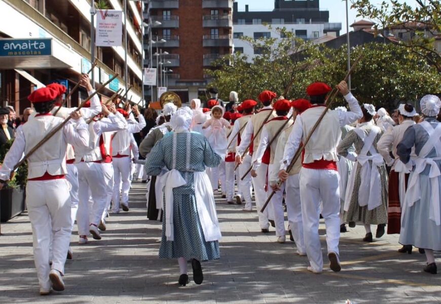 Eraiki dantza taldeak Iñudeen eta Artzaien konpartsa antolatzeko bilera deitu du