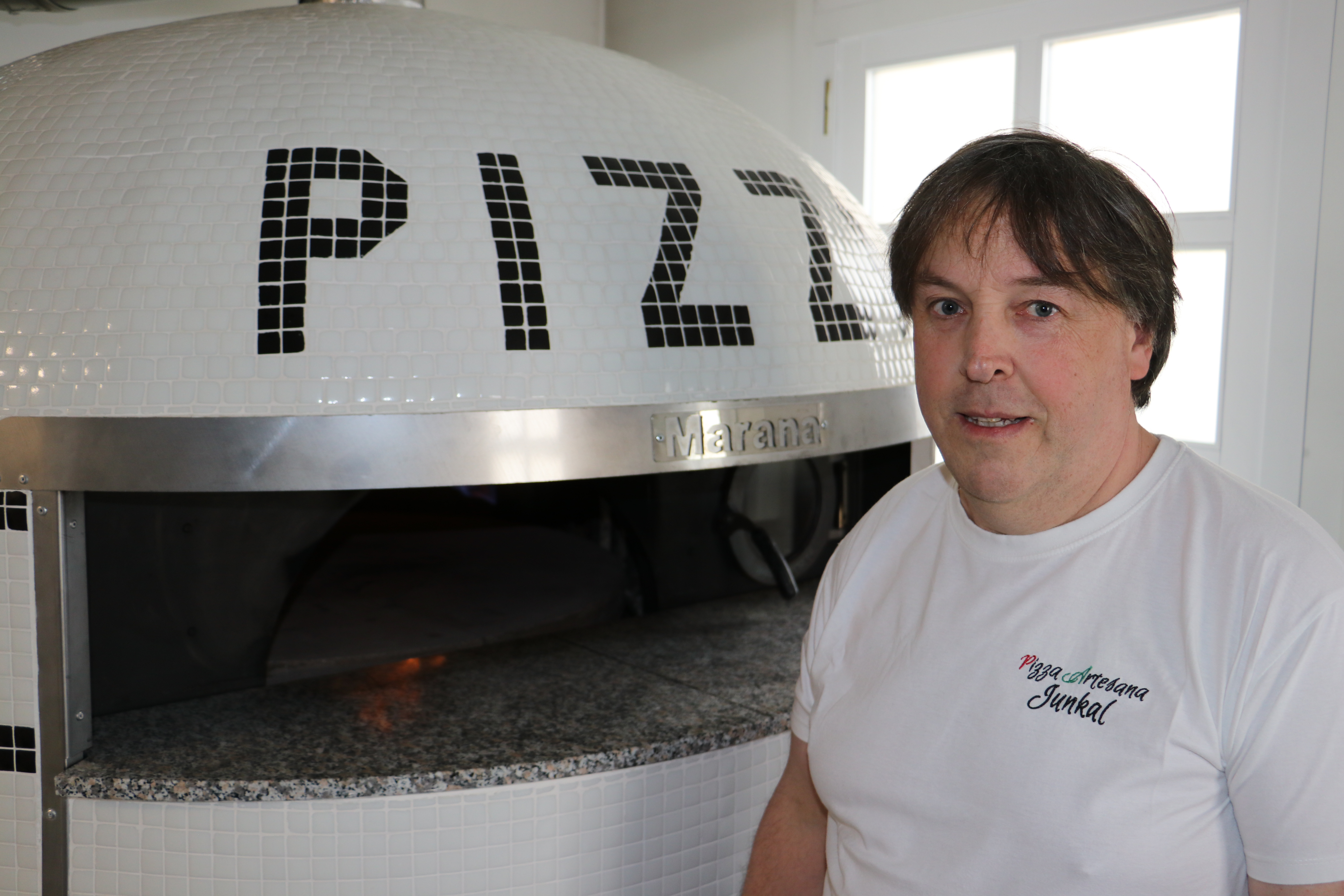 Jesús Lozano, Pizzeria Junkaleko jabea: “Kritikak, oro har, oso onak izan dira, eta jendeak dio gure pizzak gustatu zaizkiola”