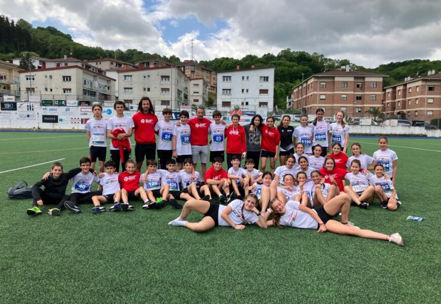 BATeko A taldeko mutilak Gipuzkoako txapeldunordeak taldeka eta erreleboetan Gipuzkoako Eskolarteko Haur Txapelketan