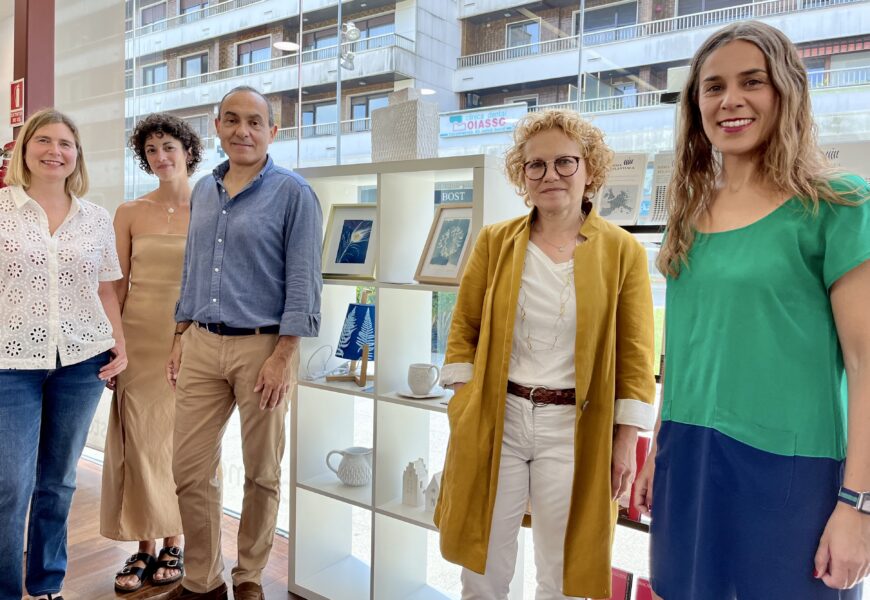 Bidasoa bizirik eta Kolore Kolorek tokiko artisautza sustatzen dute Irungo Turismo Bulegoan Bidasoa bizirik eta Kolore Kolorek tokiko artisautza sustatzen dute Irungo Turismo Bulegoan