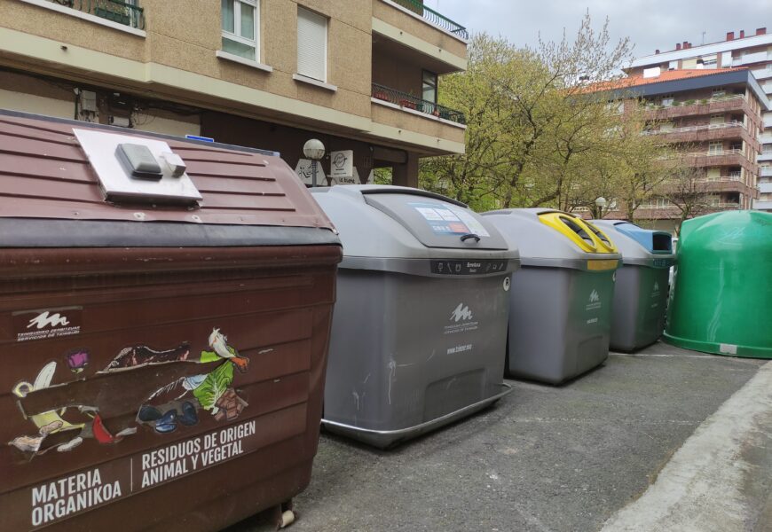 Gaurtik aurrera hainbat edukiontzi lekuz aldatuko dira Itzulia dela eta