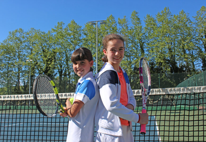 Helene Robles eta Ane Festa, erraketa eskuan, tenisaz gozatzen jarraitzeko prest