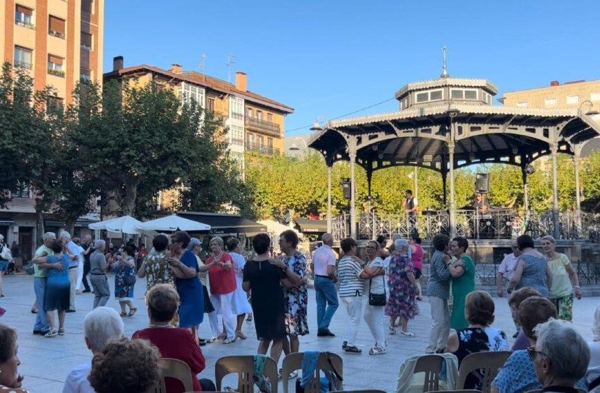 Tsunami orkestrak Zabaltza plazako kioskoaren inguruak dantzan jarriko ditu igandean