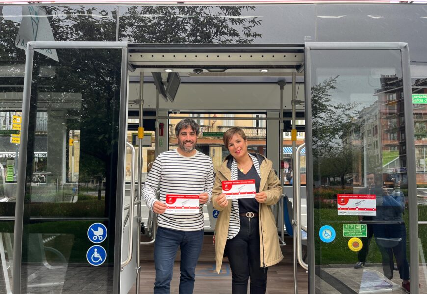 “Hurrengo geltokia: errespetua” kanpainak autobusetan izan beharreko portaera egokiaz kontzientziatu nahi du
