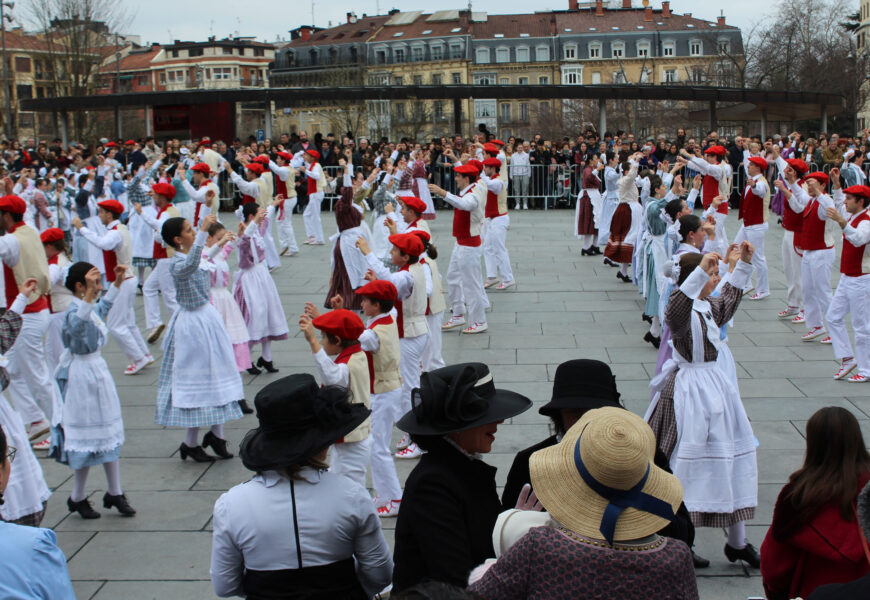 Inauteriak dantza pausutan, Eraiki dantza taldearen eskutik