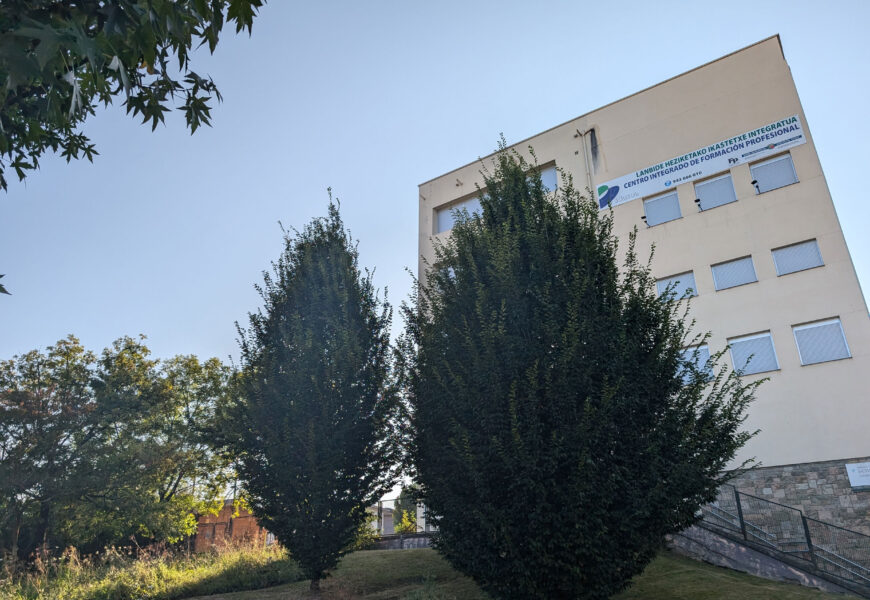 Bidasoa LHII ikastetxeko patioan anbulatorioa eraikitzearen aurka agertu da