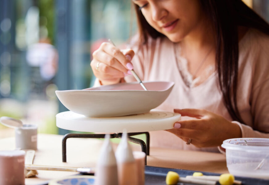 Zeramikako Udal Tailerrak zeramikako piezak esmaltatzeko teknikak lantzeko tailerra antolatu du