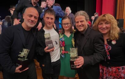 Ezezagunok Antzerki Elkarteak hiru sari jaso ditu Juan Mayorga Eszenamateur sarietan