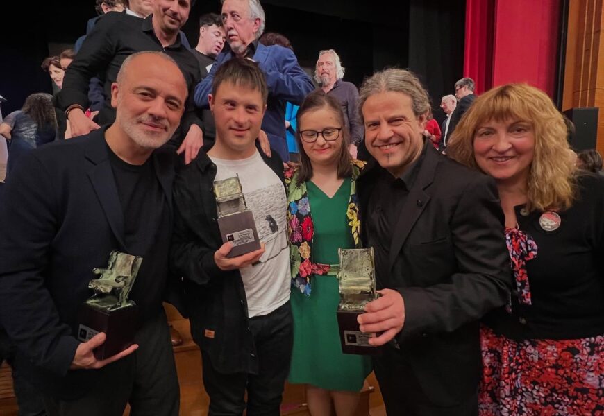 Ezezagunok Antzerki Elkarteak hiru sari jaso ditu Juan Mayorga Eszenamateur sarietan