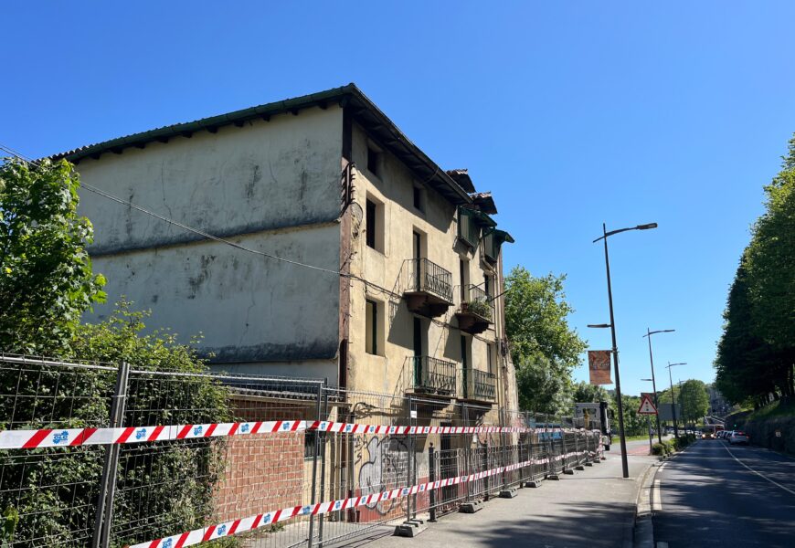 Gaur goizean hasi dira Juan Thalamas Labandibar kaleko azken eraikina eraisteko lanak Gaur goizean hasi dira Juan Thalamas Labandibar kaleko azken eraikina eraisteko lanak