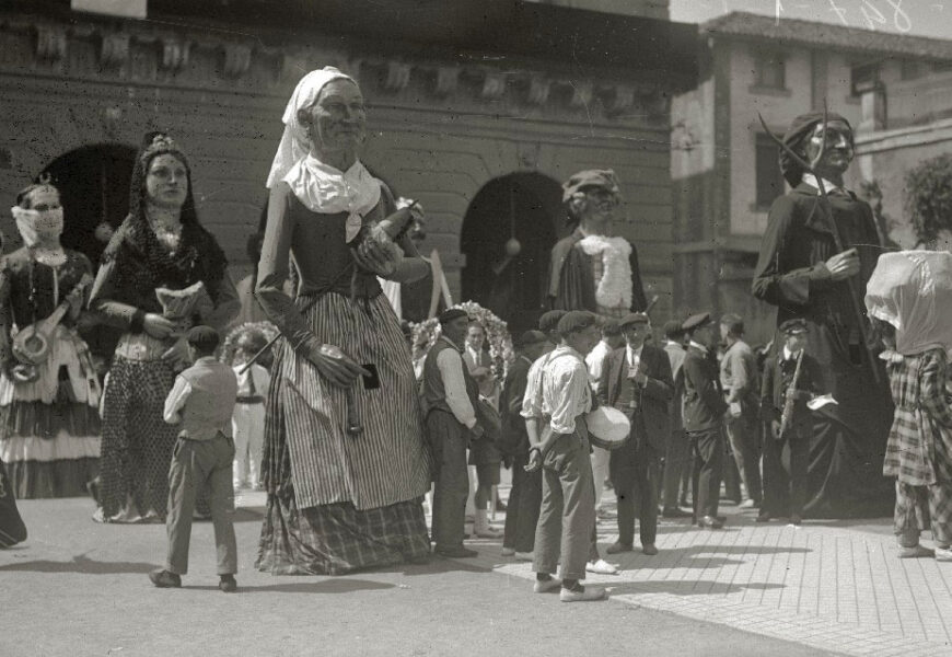 Irun’go Atsegiñako erraldoi eta buruhandiak: 100 urte San Pedro Egunean Udal Korporazioa laguntzen Irun’go Atsegiñako erraldoi eta buruhandiak: 100 urte San Pedro Egunean Udal Korporazioa laguntzen