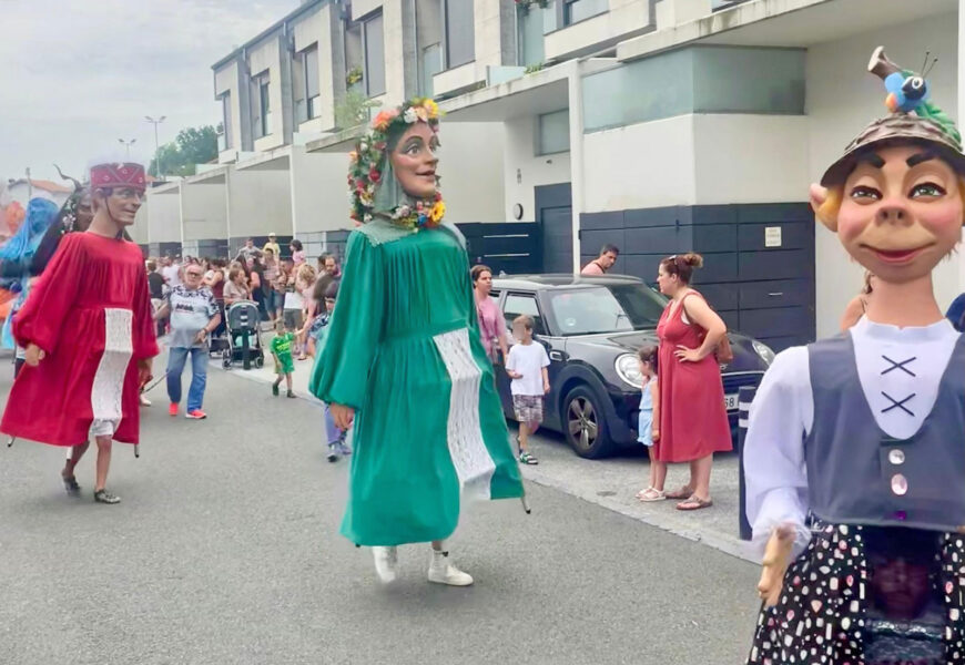 Erraldoiak eta zirkua jaien iragarle izan dira Irungo auzoetan barrena