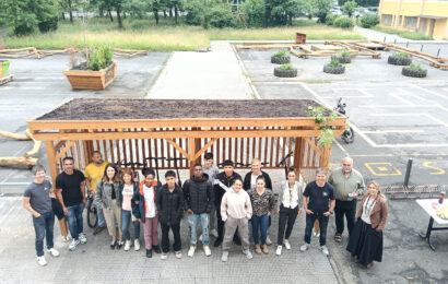 Bidasoa LHIIko ikasleek bizikletentzako estalpea muntatu dute Plaiaundin