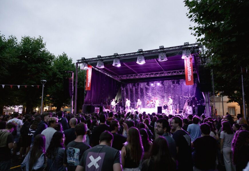 Pantaila erraldoia jarriko da Sarjia parkean Judelinen kontzertuaz gozatzeko