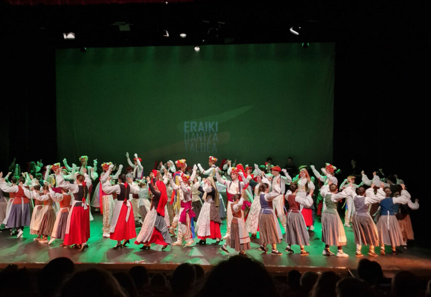 Eraiki dantza taldea dantzan ikasturte berria hasteko prest dago Eraiki dantza taldea dantzan ikasturte berria hasteko prest dago