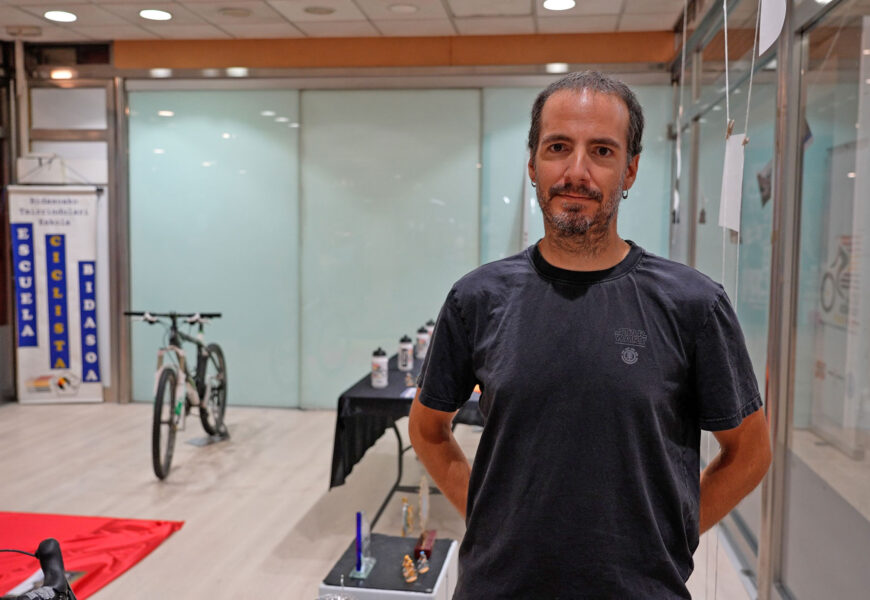 Irungo Txirrindulari Elkarteak ikusgarritasuna irabazi du Mendibil merkataritza guneko lokal berriarekin