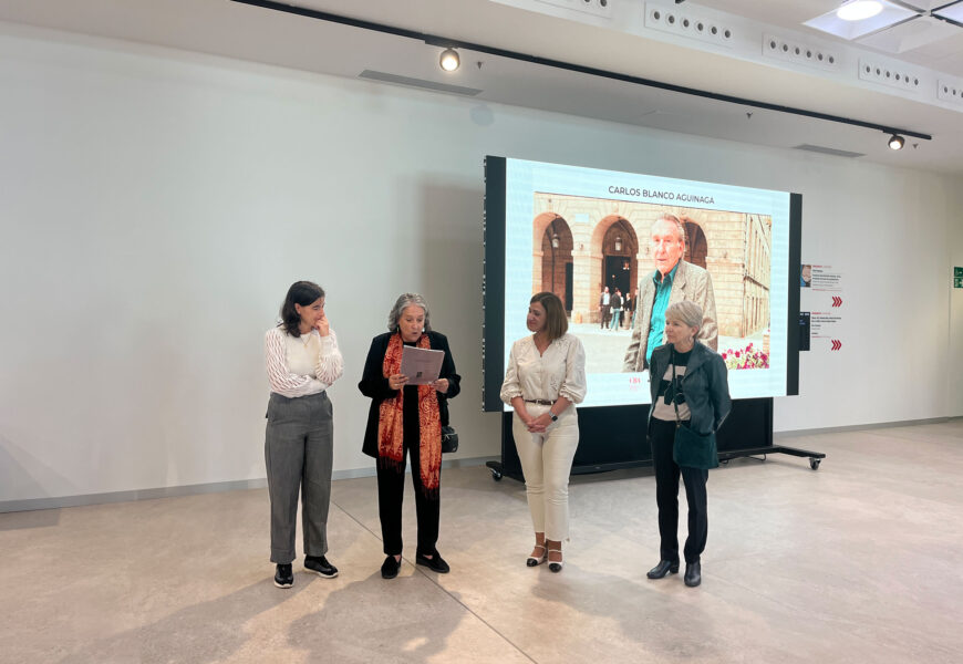 Carlos Blanco Aguinagaren alabak aitaren izena darman kulturgunea bisitatu dute