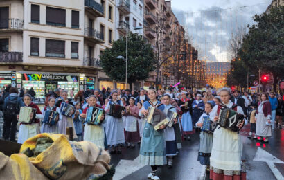 Trikitixa eta panderoaren erritmoak mugiarazten ditu Txorimaloak soinu taldeko kideak