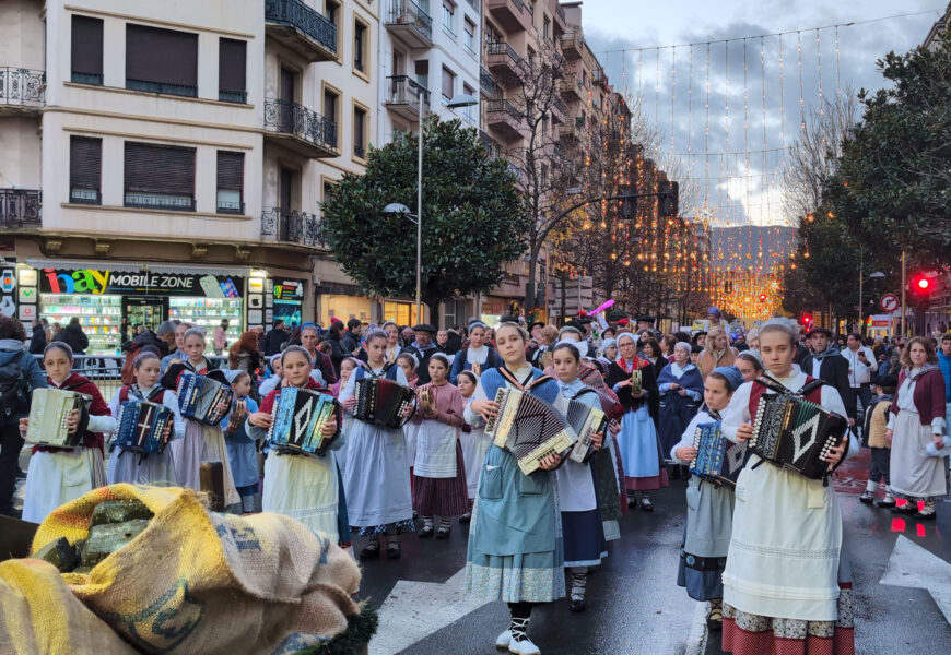 Trikitixa eta panderoaren erritmoak mugiarazten ditu Txorimaloak soinu taldeko kideak