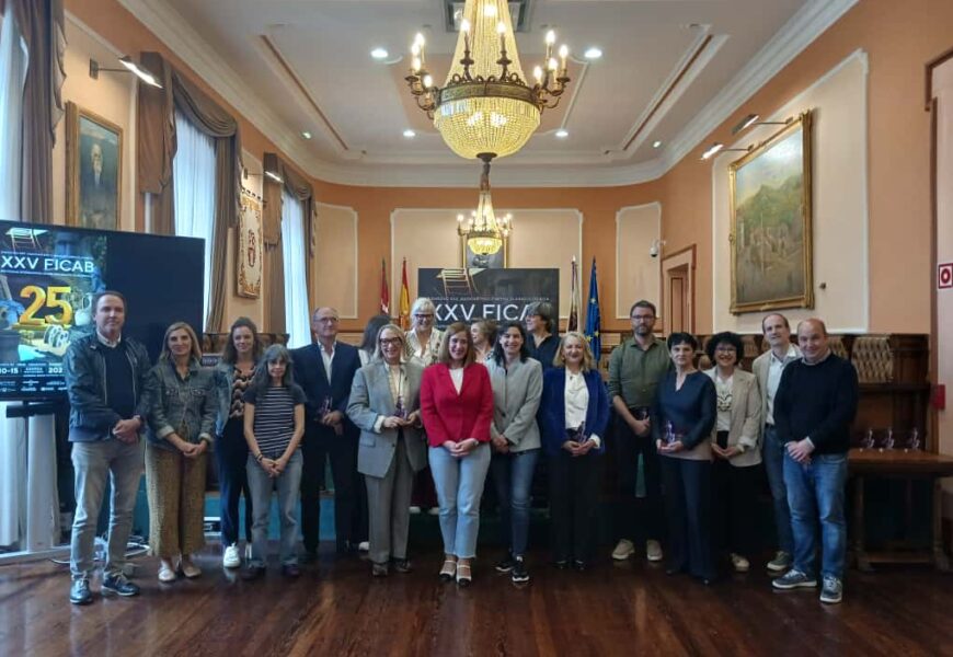 FICAB Ibiltarian museo eta arkeologia eta ondare zentroen parte hartzea eskertu dute gaur Udaletxean FICAB Ibiltarian museo eta arkeologia eta ondare zentroen parte hartzea eskertu dute gaur Udaletxean