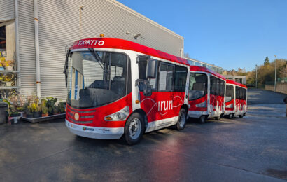Tren Txikitoa bueltan da tren elektriko bezala irundar eta bisitariei zerbitzua emateko