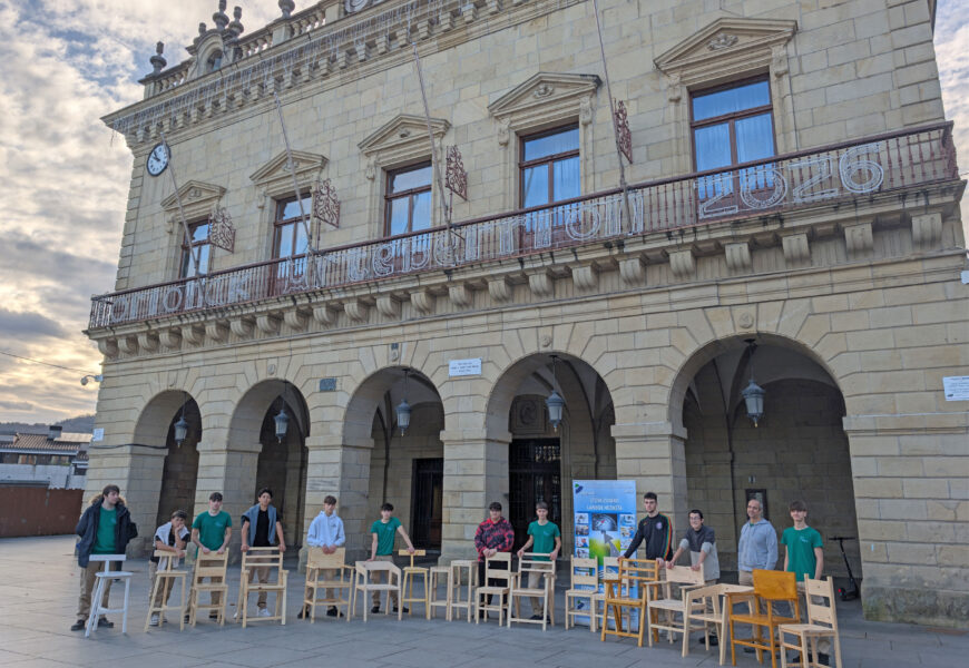 Bidasoa LHIIko zurgintzako ikasleek aulkiak birdiseinatzeko erronka onartu dute