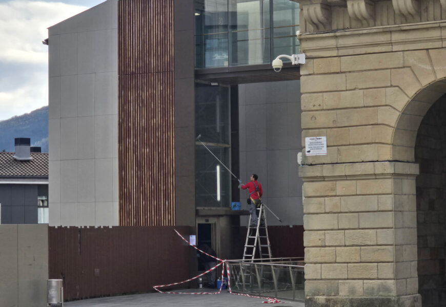 Bide publikoko 6 igogailuren egituretan garbiketa lan bereziak egiten ari dira