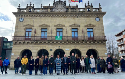 Irunek minutu bateko isilunea gorde du Adamuzeko istripuaren biktimen oroimenez Irunek minutu bateko isilunea gorde du Adamuzeko istripuaren biktimen oroimenez