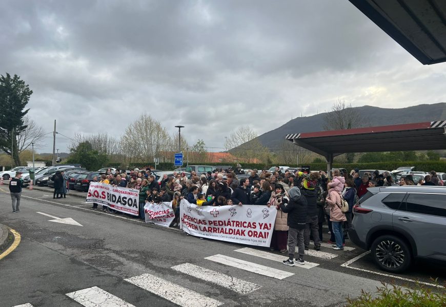 Bidasoko herritarrek oihu bateratua egin dute pediatriako larrialdiak berriro irekitzeko