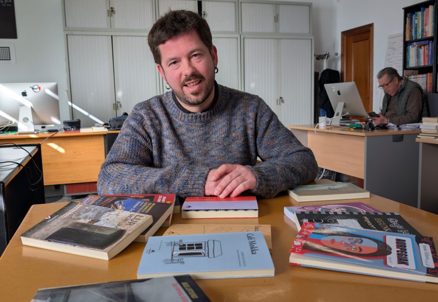 Oier Etxebeste Giménez, Alberdania Argitaletxeko editorea: “1200 izenburutik gora eskaini ditu Alberdaniak, eta liburuen % 80 euskaraz argitaratu dira”