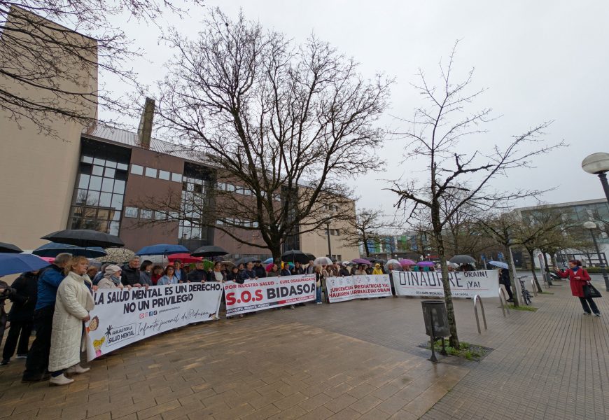 Dunboako anbulatorioaren atarian Bidasoko osasun publikoa babesteko elkarretaratzea egin da gaur eguerdian