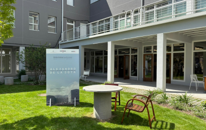 Emigrazio Eraikinaren aro berria hasi da Irunen, Alejandro de la Sotari eta memoriari eskainitako erakusketarekin