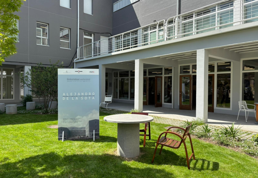 Emigrazio Eraikinaren aro berria hasi da Irunen, Alejandro de la Sotari eta memoriari eskainitako erakusketarekin