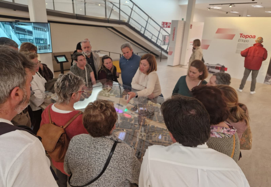 2.300 bisitari baino gehiago izan ditu ‘Vía Irun – Hiria gara’ erakusketak, Irunen etorkizuna argitu nahian