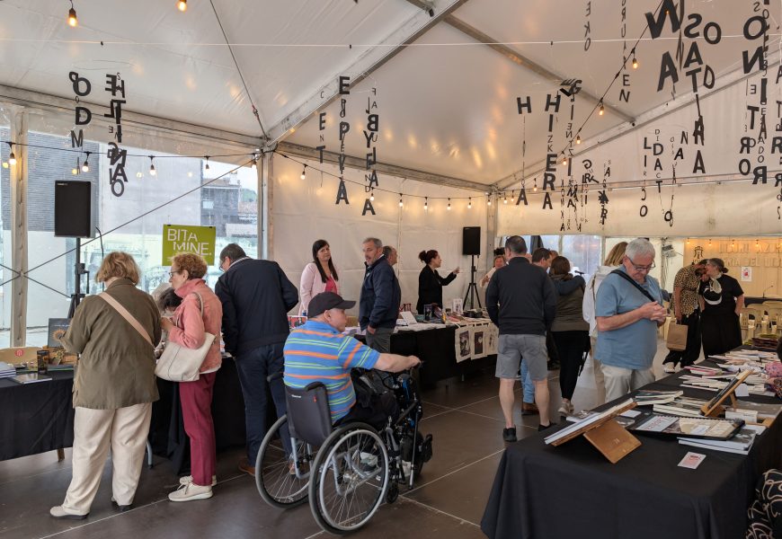 Liburuaren Eguna Irunen: Letrek eta irakurketek San Juan plaza bete dute goizetik