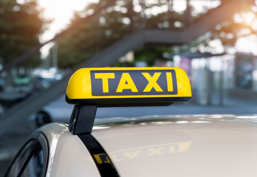 dTaxi zerbitzua jada erabilgarri dago Bidasoaldean, WhatsApp bidez taxiak eskatzeko aukera emanez