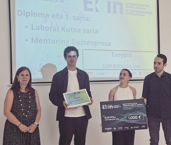 Ferran Olaizolak eta Olaia Martinezek Gipuzkoa Ekin lehiaketa irabazi dute ‘Easypill’ pastillero adimendunarekin