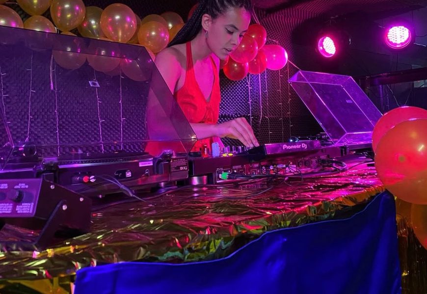 Sustraiak dantzan jartzen ditu Muchacha del Diablok: erritmo tropikalak eta musikarekiko konexioa