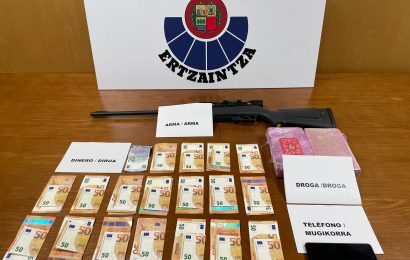 Gizon bat atxilotu dute Irunen 50 euroko 119 billete faltsu konfiskatu ostean