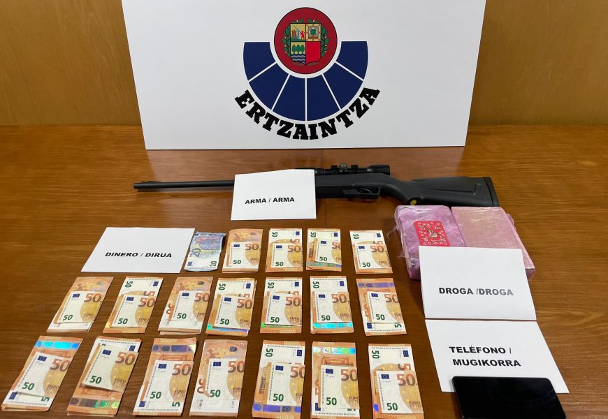 Gizon bat atxilotu dute Irunen 50 euroko 119 billete faltsu konfiskatu ostean Gizon bat atxilotu dute Irunen 50 euroko 119 billete faltsu konfiskatu ostean