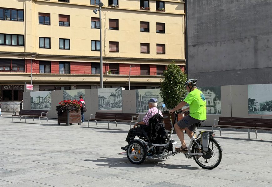 Irungo Udalak gurpil-aulkiak garraiatzeko trizikloa laga dio ‘Nagusikleta’ proiektuari
