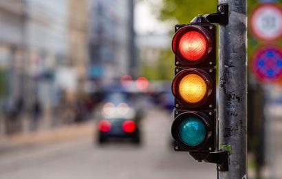 Irunek trafiko araudi berrira egokituko ditu hiriko semaforoak, oinezkoen segurtasuna hobetzeko