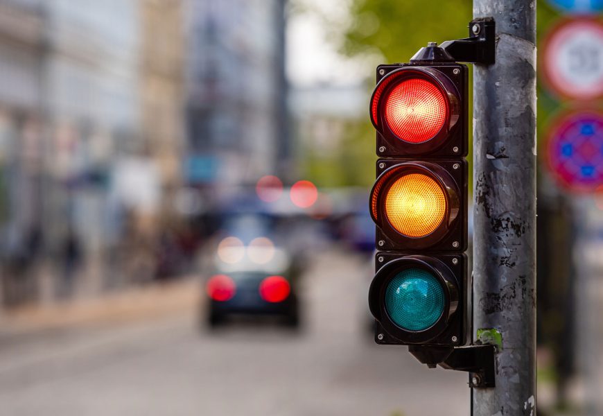 Irunek trafiko araudi berrira egokituko ditu hiriko semaforoak, oinezkoen segurtasuna hobetzeko Irunek trafiko araudi berrira egokituko ditu hiriko semaforoak, oinezkoen segurtasuna hobetzeko